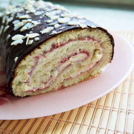 Рецепт рулета ягодного со сливками в шоколаде