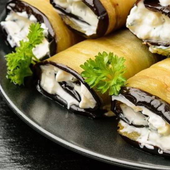 Рецепт рулетиков из баклажанов с творогом и чесноком