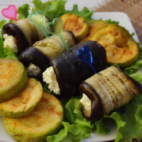 Рецепт рулетиков из баклажанов с творогом и сыром