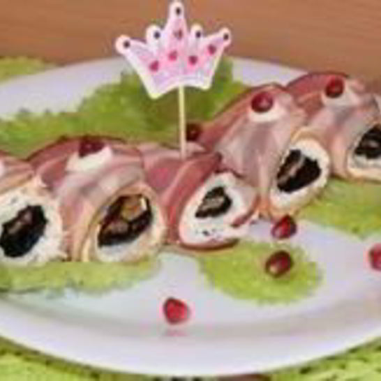 Рецепт рулетиков из бекона с черносливом сыром и грецкими орехами