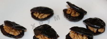 рулетики из бекона с черносливом сыром и грецкими орехами. Шаг 2