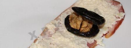 рулетики из бекона с черносливом сыром и грецкими орехами. Шаг 3