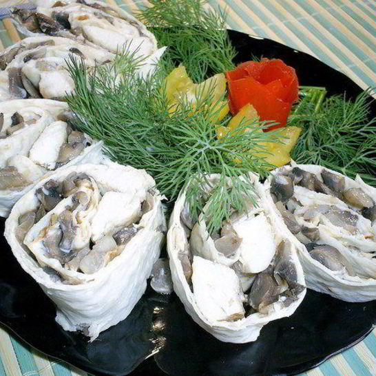 Рецепт рулетиков из лаваша с грибами и имбирной курочкой