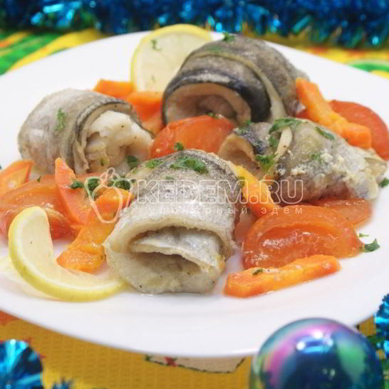 Рецепт рулетиков из рыбы запеченные с овощами