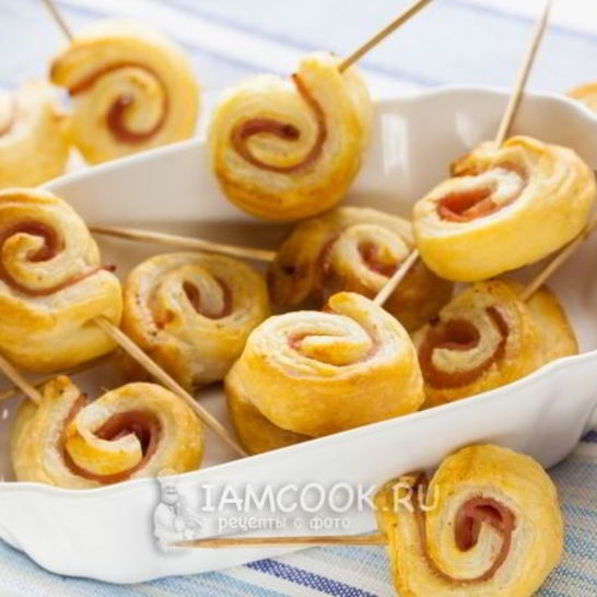 Рецепт рулетиков из слоеного теста с ветчиной