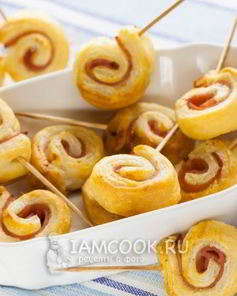 Рулетики из слоеного теста с ветчиной