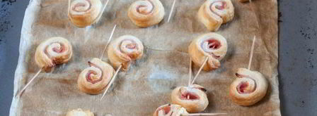 рулетики из слоеного теста с ветчиной. Шаг 9