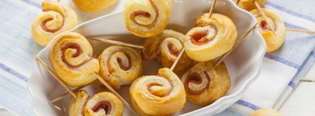 рулетики из слоеного теста с ветчиной. Шаг 10