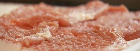 рулетики из телятины с соусом из киви и папайи. Шаг 2