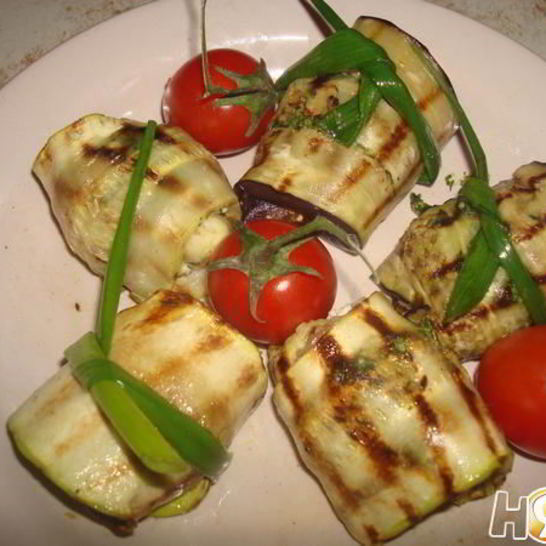 Рецепт рулетов из баклажанов с беконом, сыром и зеленью