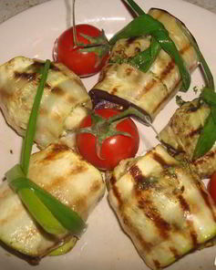 Рулеты из баклажанов с беконом, сыром и зеленью