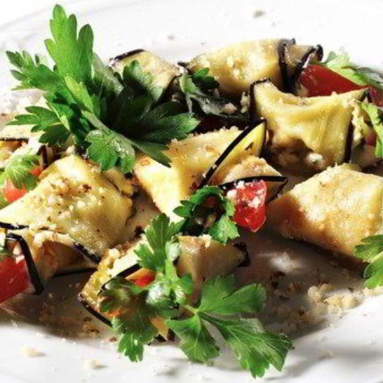 Рецепт рулетов из баклажанов с вялеными томатами, прошутто и моцареллой