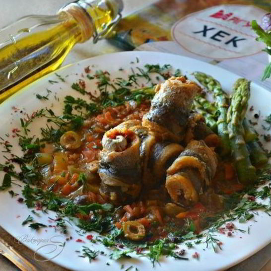 Рецепт рулетов из хека на овощной подушке