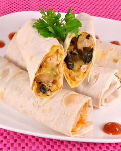 Рулеты из лаваша с курицей, грибами и сыром в микроволновке