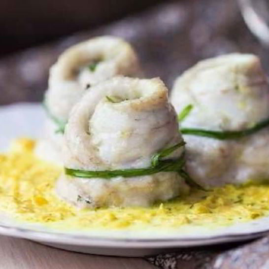 Рецепт рыбных рулетов в сливочно-травяном соусе