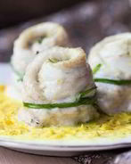 Рыбные рулеты в сливочно-травяном соусе