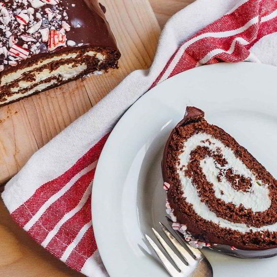 Рецепт шоколадного рулета со взбитыми сливками