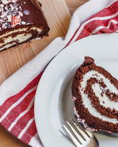 Шоколадный рулет со взбитыми сливками