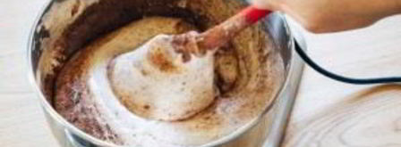 шоколадный рулет со взбитыми сливками. Шаг 5