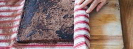 шоколадный рулет со взбитыми сливками. Шаг 9