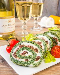 Шпинатный рулет с вялеными томатами