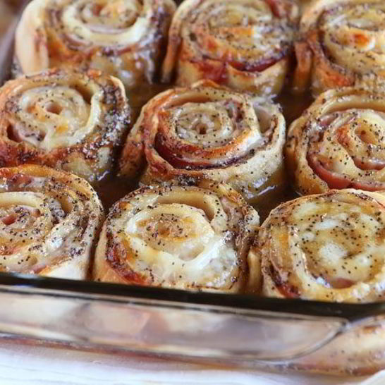 Рецепт слоеный рулет с ветчиной и сыром