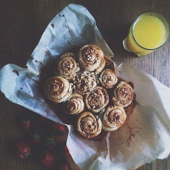 Рецепт слоеных рулетиков с орехами в меде