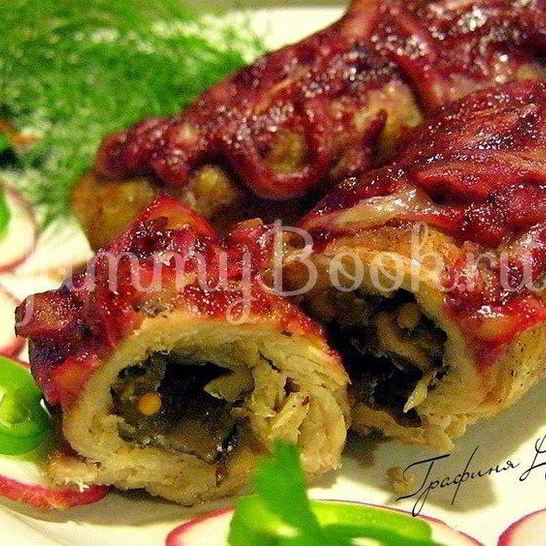 Рецепт свиных рулетиков с грибами под брусничным соусом