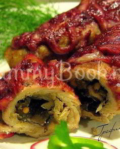 Свиные рулетики с грибами под брусничным соусом