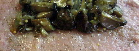 свиные рулетики с грибами под брусничным соусом. Шаг 3