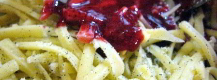 свиные рулетики с грибами под брусничным соусом. Шаг 7