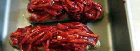 свиные рулетики с грибами под брусничным соусом. Шаг 8