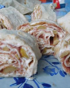 Закуска рулет из лаваша с икрой сельди