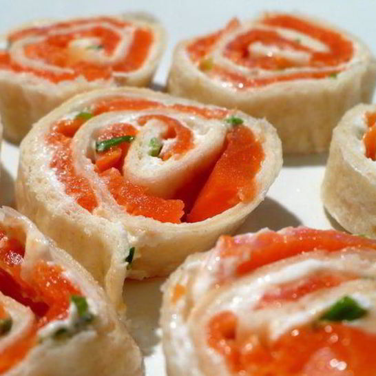 Рецепт закусочных рулетов с копченым лососем
