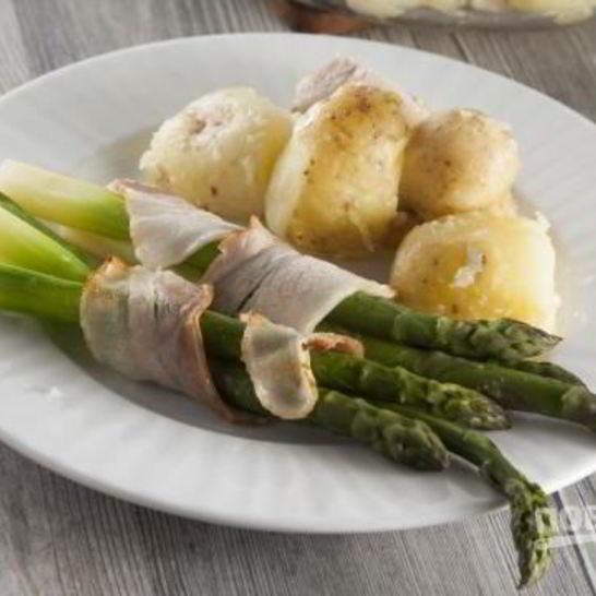 Рецепт запеченных рулетиков из спаржи