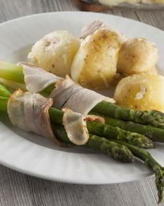 Запеченные рулетики из спаржи