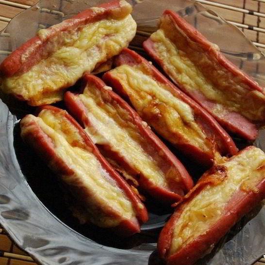 Рецепт сосисок, запеченных с сыром