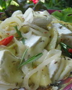 Сыр бри с маринованным луком