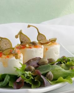 Сыр и каперсы с кисло-сладким соусом и фисташками