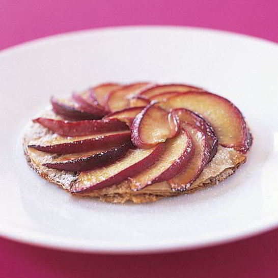 Рецепт миндальных тарталеток с нектаринами в карамели