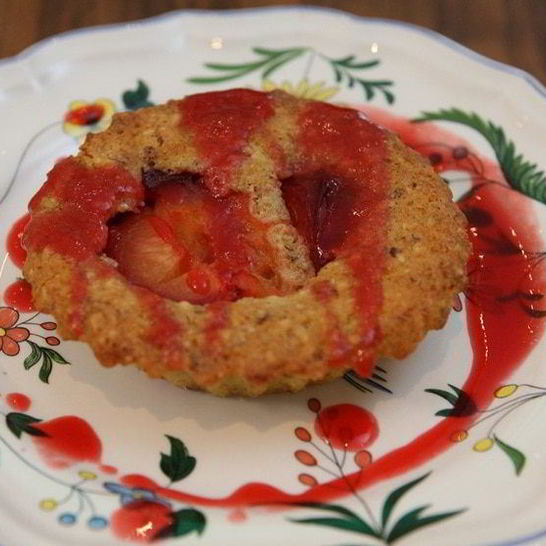 Рецепт миндальных тарталеток со сливовым соусом