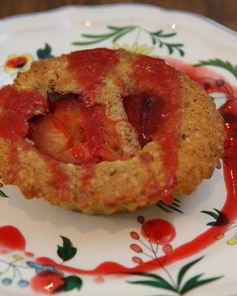 Миндальные тарталетки со сливовым соусом