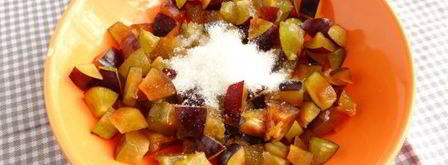 песочные тарталетки с пудингом и сливой. Шаг 11