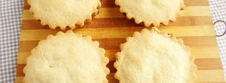 песочные тарталетки с пудингом и сливой. Шаг 15