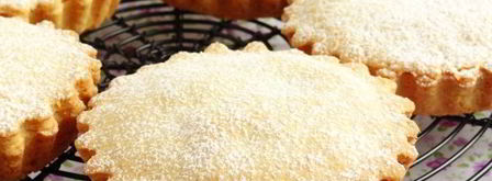 песочные тарталетки с пудингом и сливой. Шаг 17