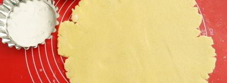 песочные тарталетки с пудингом и сливой. Шаг 9