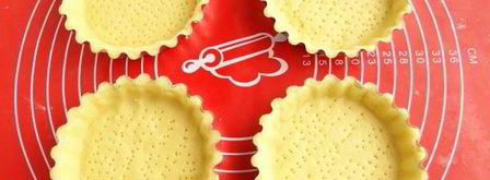 песочные тарталетки с пудингом и сливой. Шаг 10