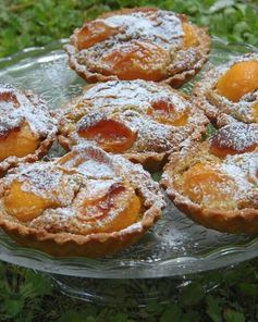 Тарталетки с абрикосами и фисташковым кремом