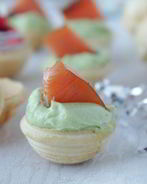 Тарталетки с авокадо и рыбой