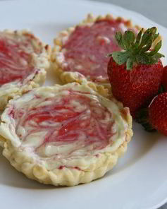 Тарталетки с белым шоколадом и клубникой